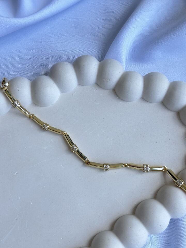 Stone Detail Gold Link Bracelet