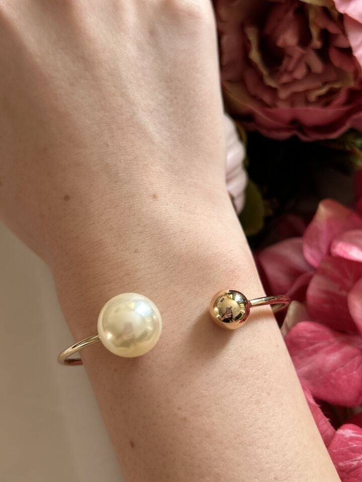 Pearl Detailed Metal Ball Cuff