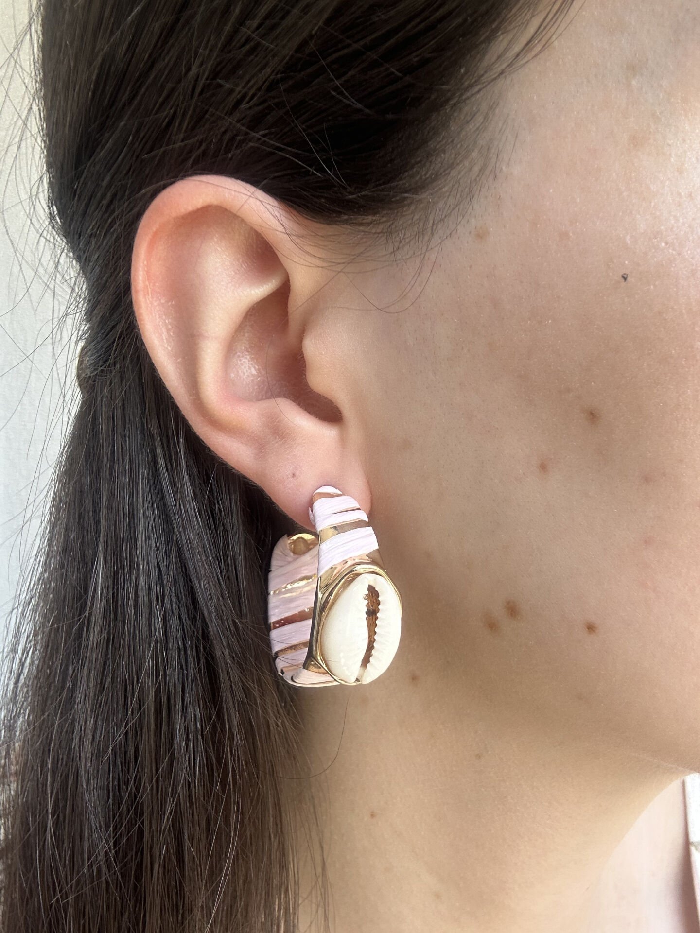 Deniz Kabuklu Lila Tasarım Küpe