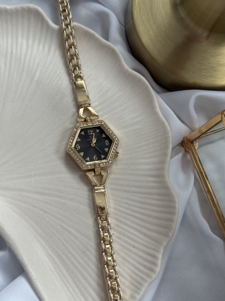 Siyah Cam Detaylı Saat