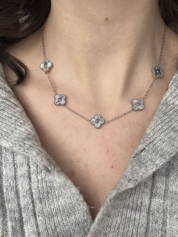 Beş Yonca Detaylı Gümüş Kolye